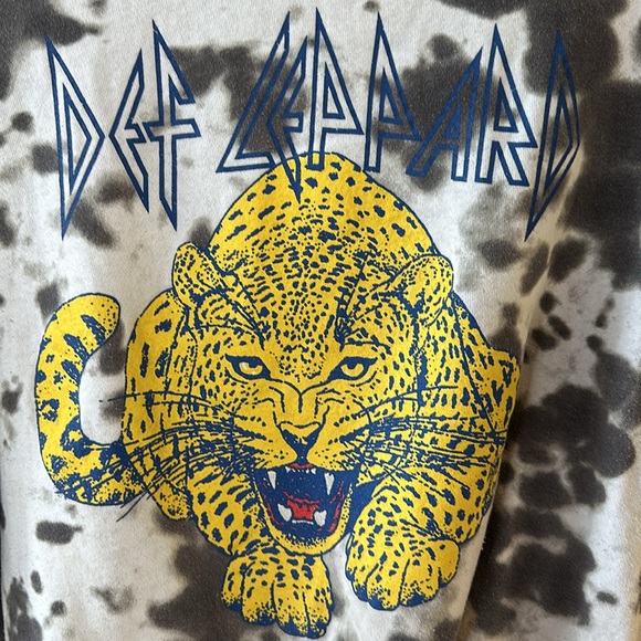 Def Leppard Sweatshirt USED . Worn but looks comphy - Picture 2 of 7